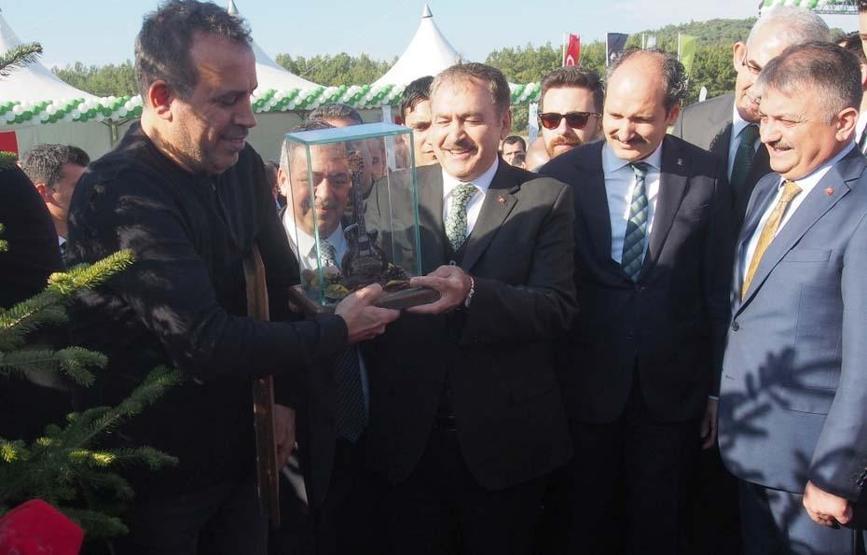 Haluk Levent ve Bakan Eroğlu şarkı söyleyerek fidan dikti