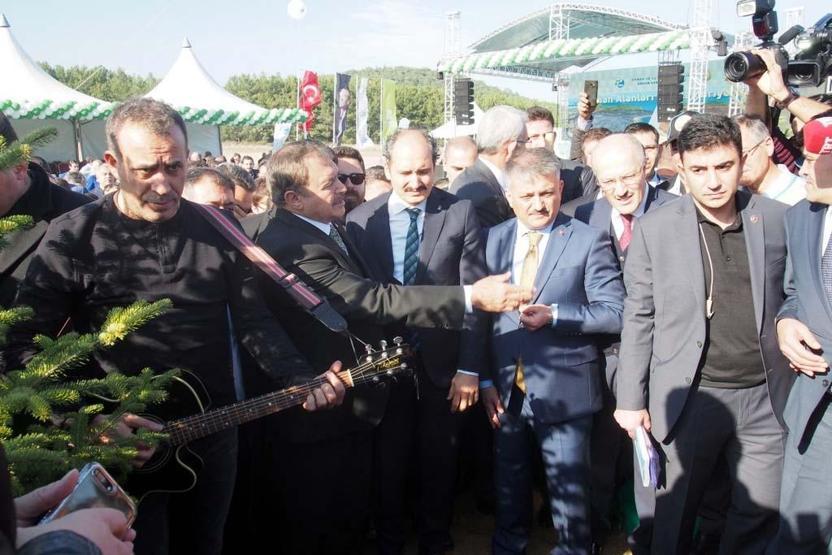 Haluk Levent ve Bakan Eroğlu şarkı söyleyerek fidan dikti