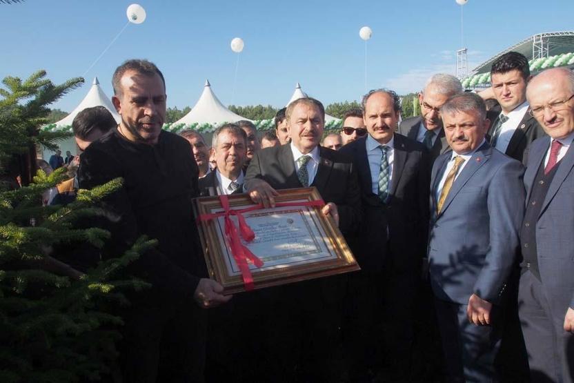 Haluk Levent ve Bakan Eroğlu şarkı söyleyerek fidan dikti