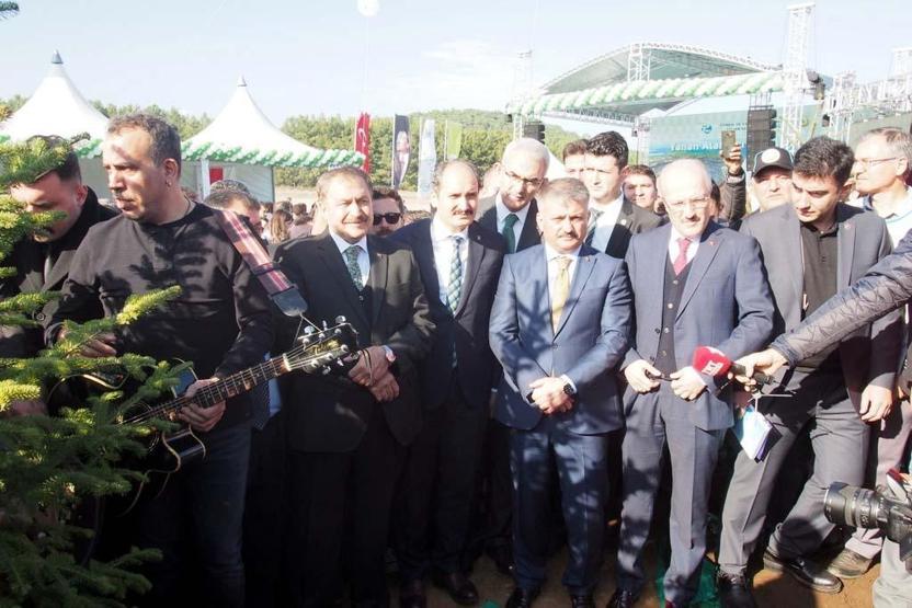 Haluk Levent ve Bakan Eroğlu şarkı söyleyerek fidan dikti