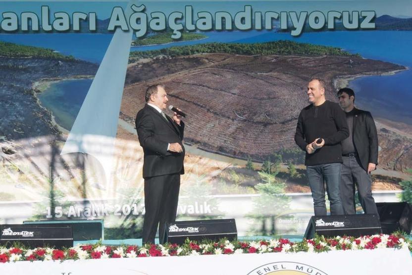 Haluk Levent ve Bakan Eroğlu şarkı söyleyerek fidan dikti