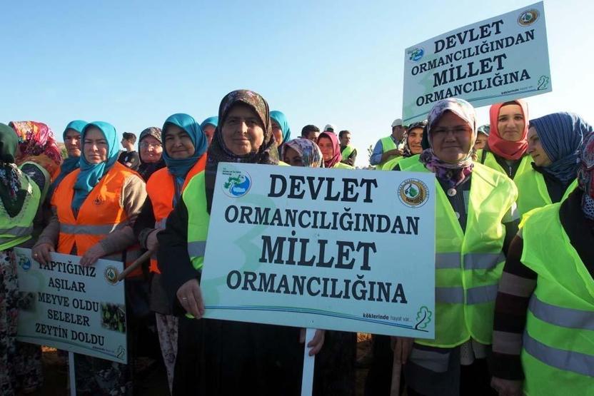 Haluk Levent ve Bakan Eroğlu şarkı söyleyerek fidan dikti