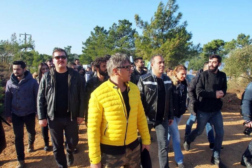 Haluk Levent ve Bakan Eroğlu şarkı söyleyerek fidan dikti