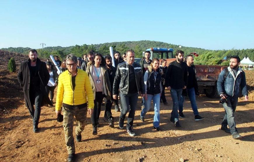 Haluk Levent ve Bakan Eroğlu şarkı söyleyerek fidan dikti