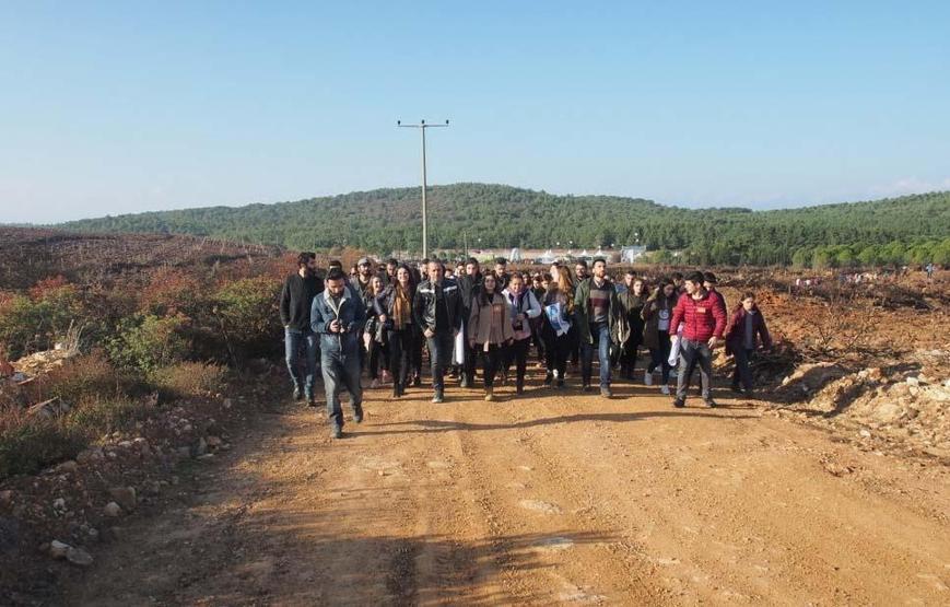 Haluk Levent ve Bakan Eroğlu şarkı söyleyerek fidan dikti