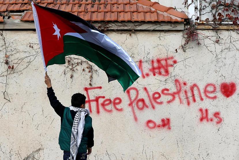 Filistinli Noel Baba, İsrail askerlerini taşladı