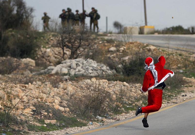 Filistinli Noel Baba, İsrail askerlerini taşladı