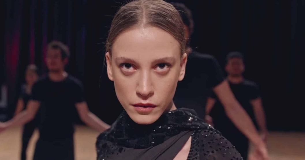 Serenay Sarıkaya yurt dışına gidiyor