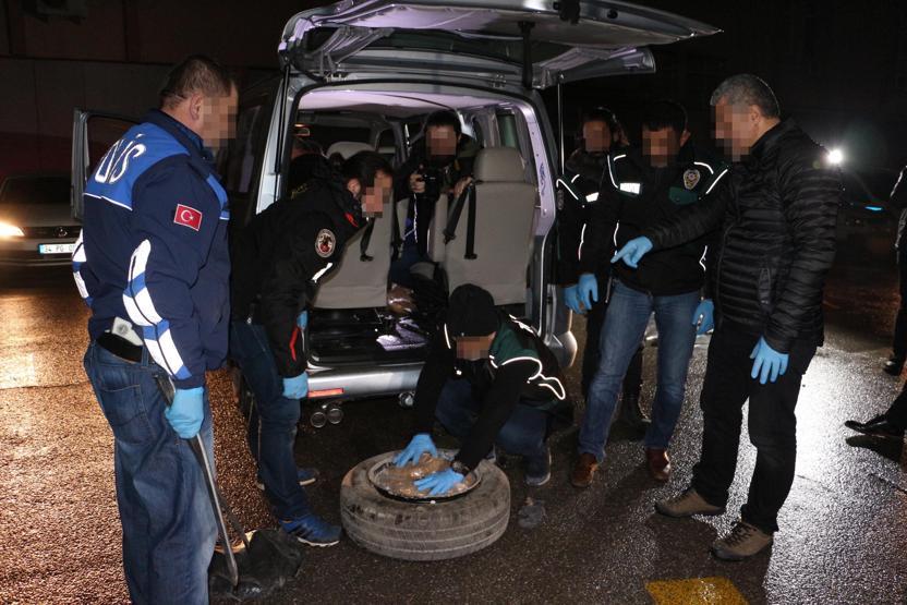 Minibüsün her köşesine uyuşturucu zulalamışlar