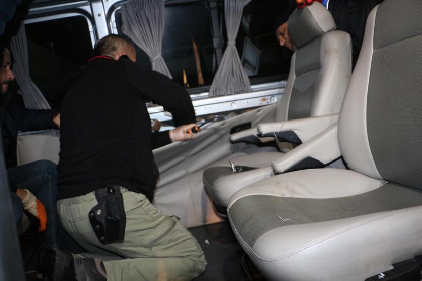 Minibüsün her köşesine uyuşturucu zulalamışlar