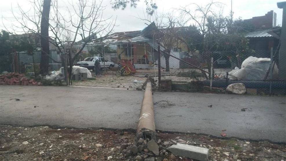 Fırtına ve hortum Kemeri yıktı geçti