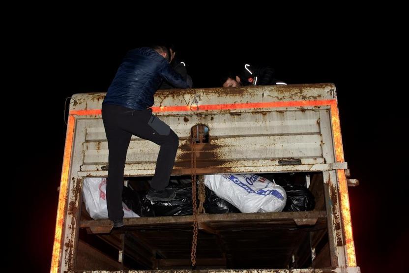 Ketçap kovalarının içinden 340 kilogram uyuşturucu çıktı