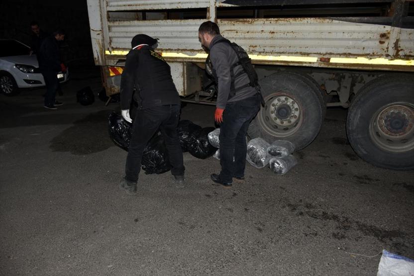 Ketçap kovalarının içinden 340 kilogram uyuşturucu çıktı