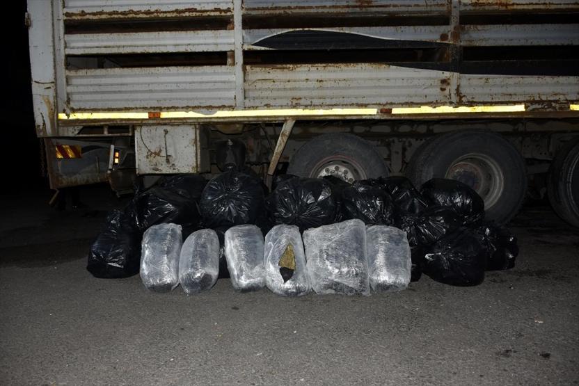 Ketçap kovalarının içinden 340 kilogram uyuşturucu çıktı