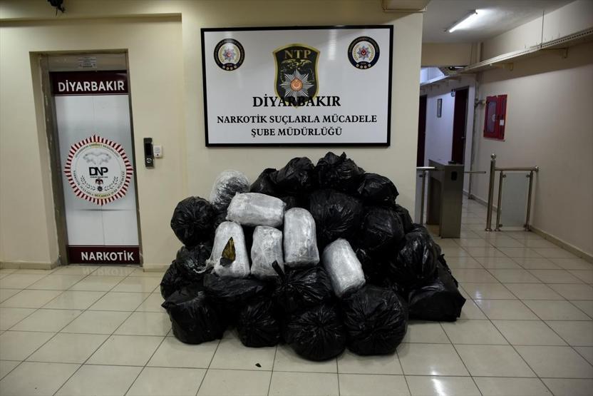 Ketçap kovalarının içinden 340 kilogram uyuşturucu çıktı