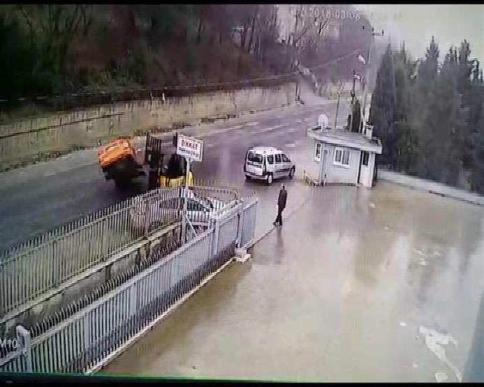 Patron kendini kaybetti: Araçları forkliftle yola böyle fırlattı
