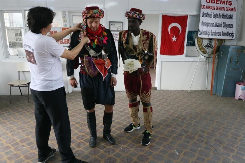 Fildişili Alex efe oldu zeybek oynuyor