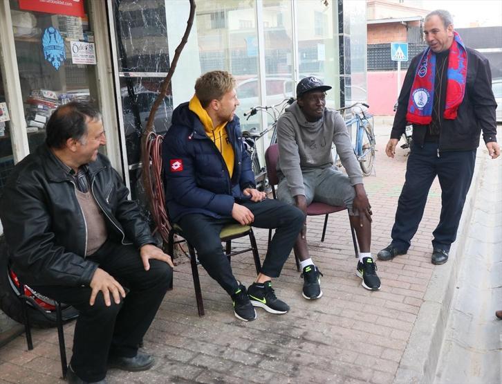 Fildişili Alex efe oldu zeybek oynuyor