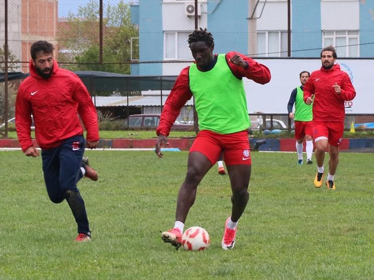 Fildişili Alex efe oldu zeybek oynuyor