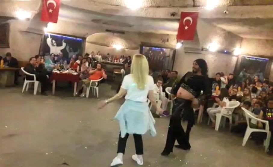 İlkokul öğrencilerinin 23 Nisan gezisinde sahneye dansöz çıkmasına tepki
