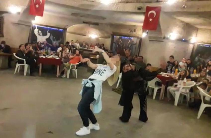 İlkokul öğrencilerinin 23 Nisan gezisinde sahneye dansöz çıkmasına tepki