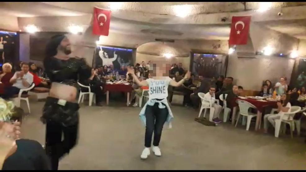 İlkokul öğrencilerinin 23 Nisan gezisinde sahneye dansöz çıkmasına tepki