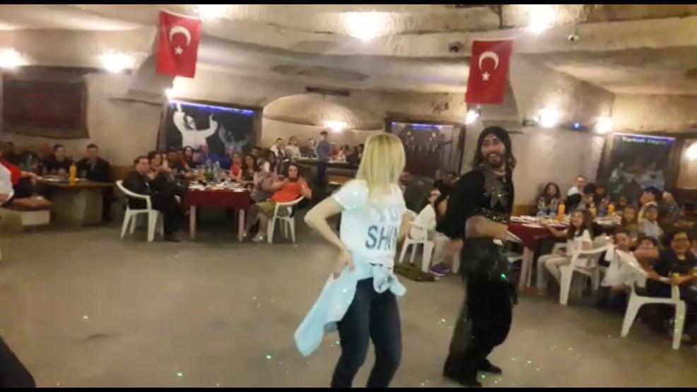 İlkokul öğrencilerinin 23 Nisan gezisinde sahneye dansöz çıkmasına tepki