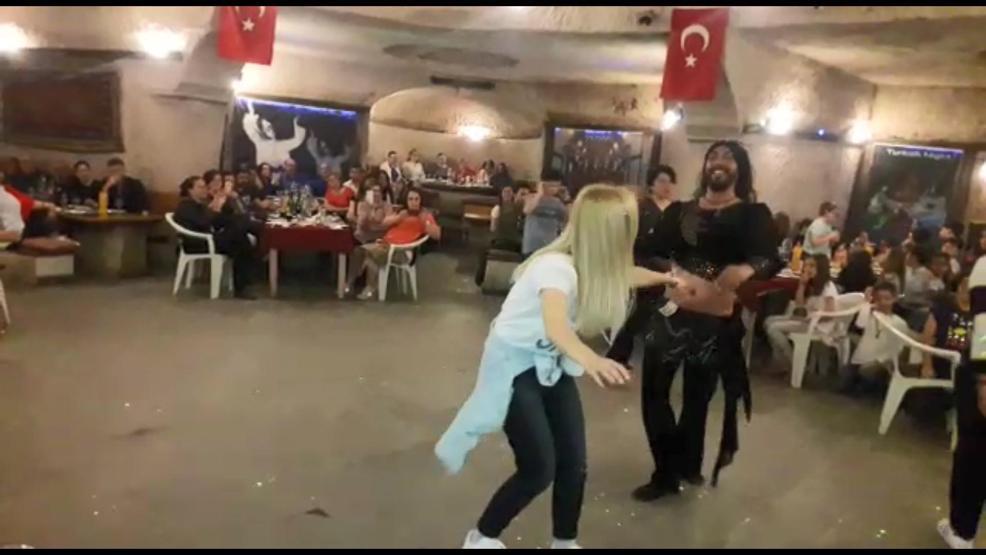 İlkokul öğrencilerinin 23 Nisan gezisinde sahneye dansöz çıkmasına tepki