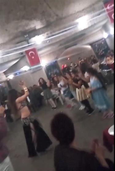 İlkokul öğrencilerinin 23 Nisan gezisinde sahneye dansöz çıkmasına tepki