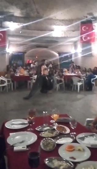 İlkokul öğrencilerinin 23 Nisan gezisinde sahneye dansöz çıkmasına tepki