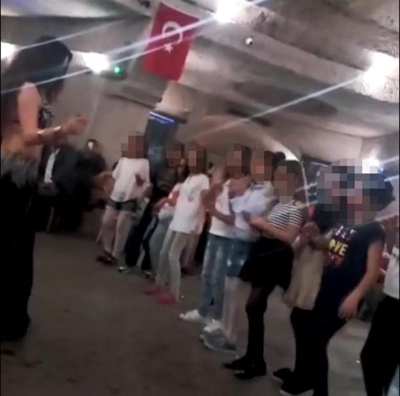 İlkokul öğrencilerinin 23 Nisan gezisinde sahneye dansöz çıkmasına tepki