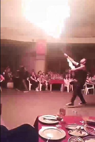 İlkokul öğrencilerinin 23 Nisan gezisinde sahneye dansöz çıkmasına tepki