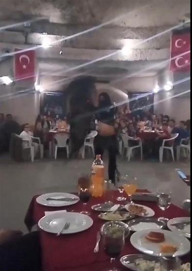 İlkokul öğrencilerinin 23 Nisan gezisinde sahneye dansöz çıkmasına tepki