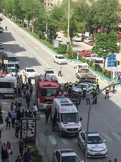 Bakan Eroğlunun konvoyunda korkutan kaza: 1 öğrenci ve 2 polis yaralı