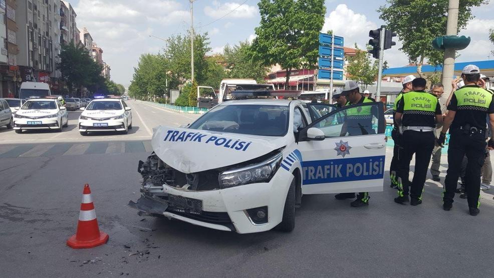 Bakan Eroğlunun konvoyunda korkutan kaza: 1 öğrenci ve 2 polis yaralı