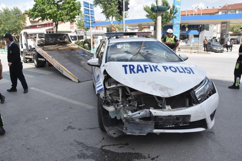Bakan Eroğlunun konvoyunda korkutan kaza: 1 öğrenci ve 2 polis yaralı