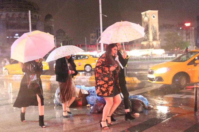 Sağanak yağış İstanbulluları hazırlıksız yakaladı