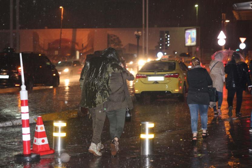 Sağanak yağış İstanbulluları hazırlıksız yakaladı