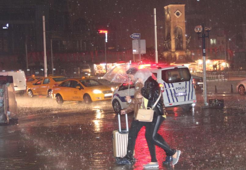 Sağanak yağış İstanbulluları hazırlıksız yakaladı