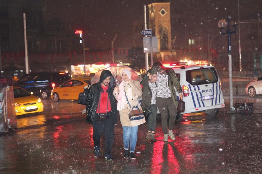 Sağanak yağış İstanbulluları hazırlıksız yakaladı