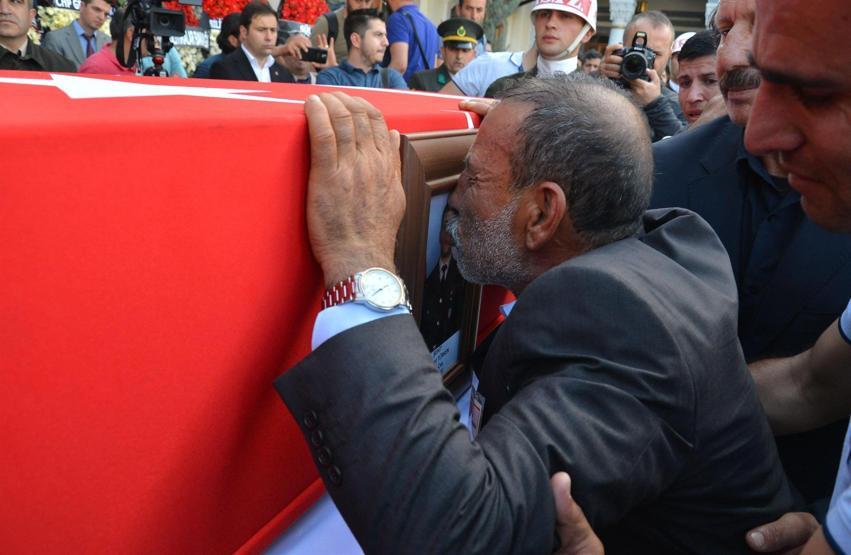 Şehit uzman çavuşu ikizleri uğurladı