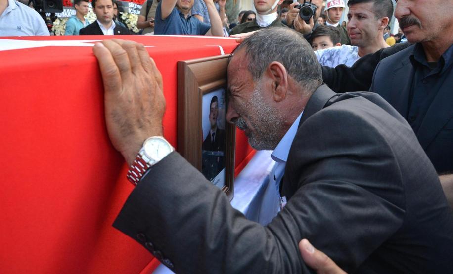 Şehit uzman çavuşu ikizleri uğurladı