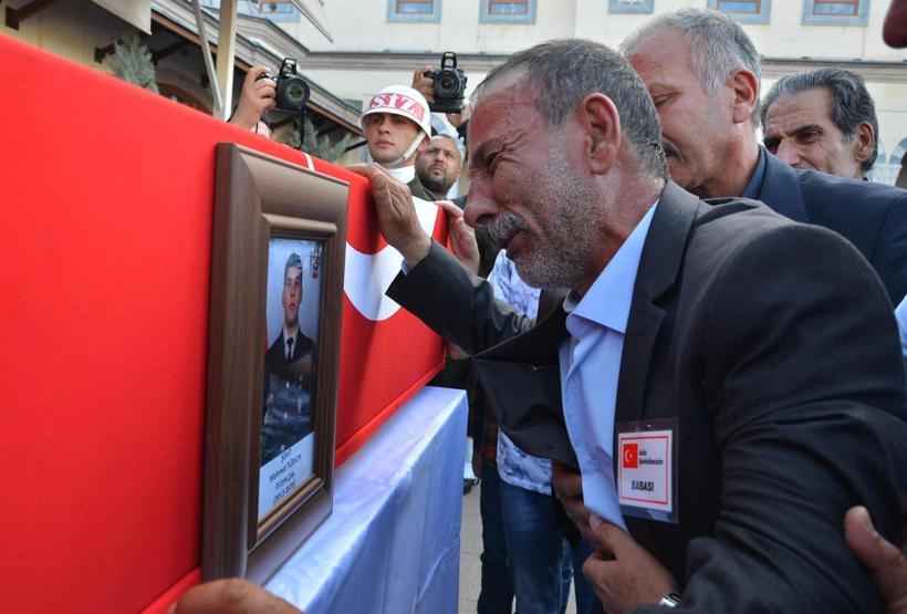 Şehit uzman çavuşu ikizleri uğurladı
