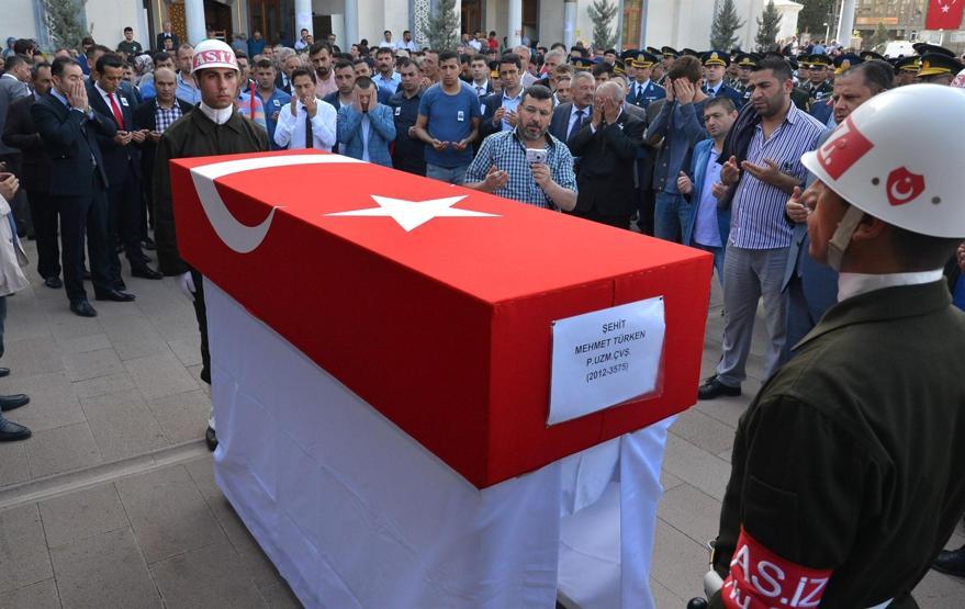 Şehit uzman çavuşu ikizleri uğurladı