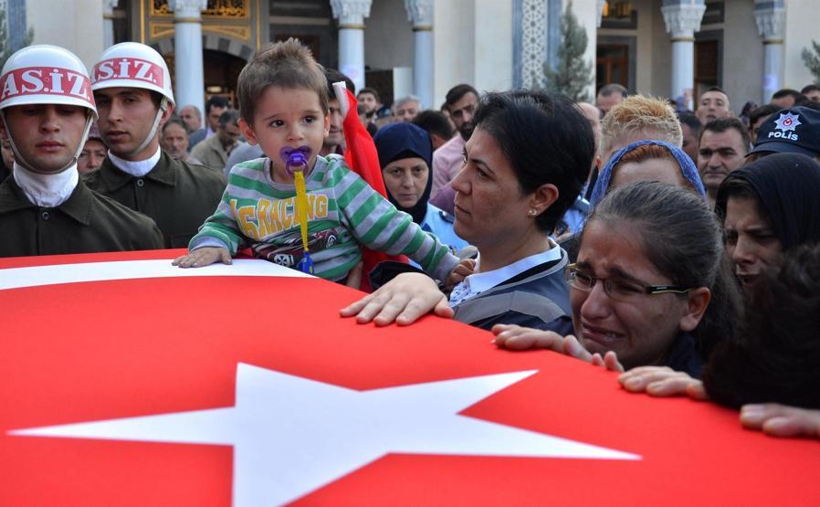 Şehit uzman çavuşu ikizleri uğurladı
