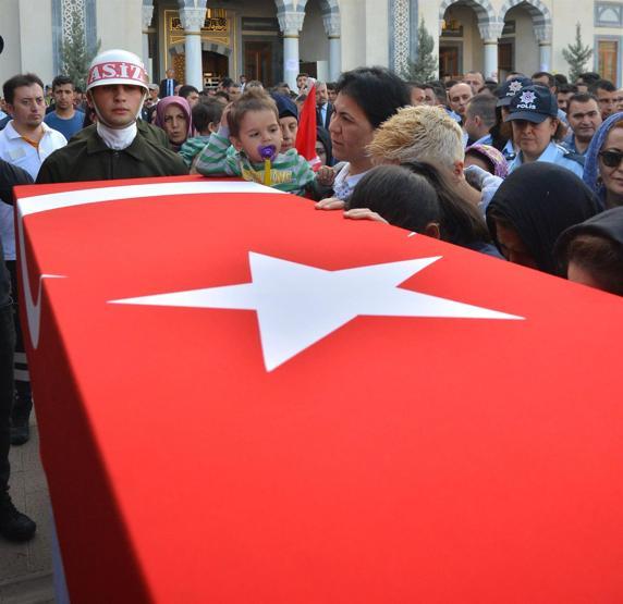Şehit uzman çavuşu ikizleri uğurladı