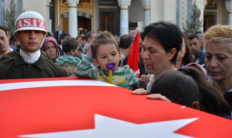 Şehit uzman çavuşu ikizleri uğurladı