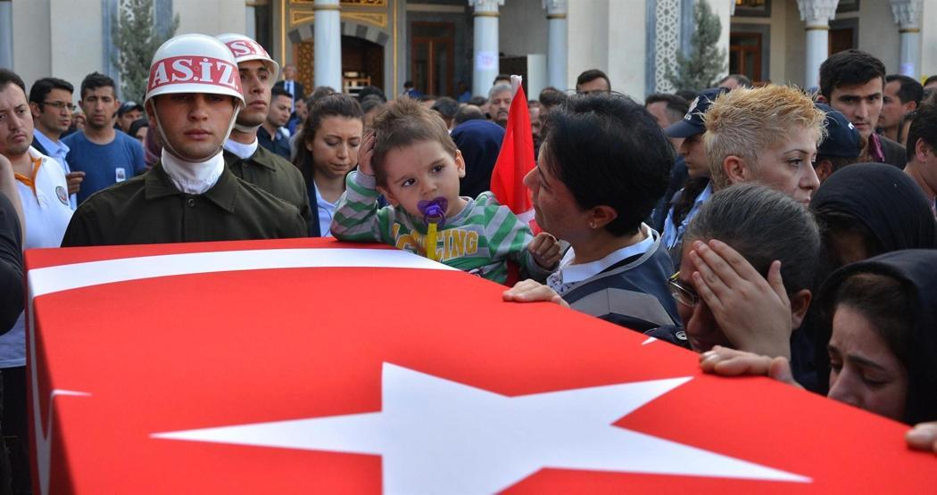 Şehit uzman çavuşu ikizleri uğurladı