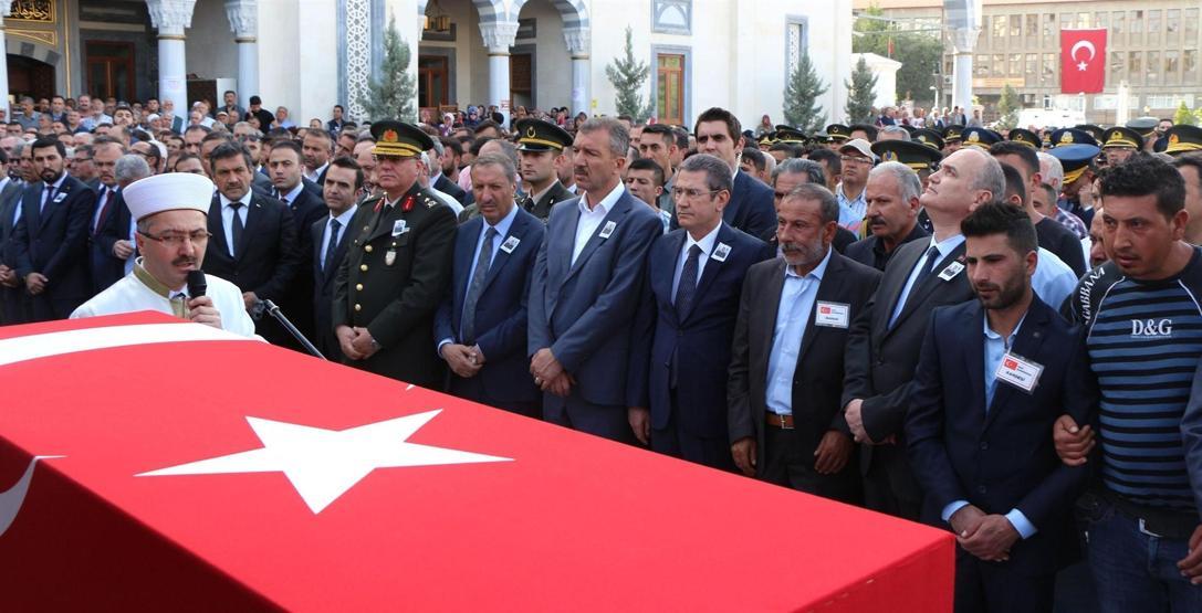 Şehit uzman çavuşu ikizleri uğurladı