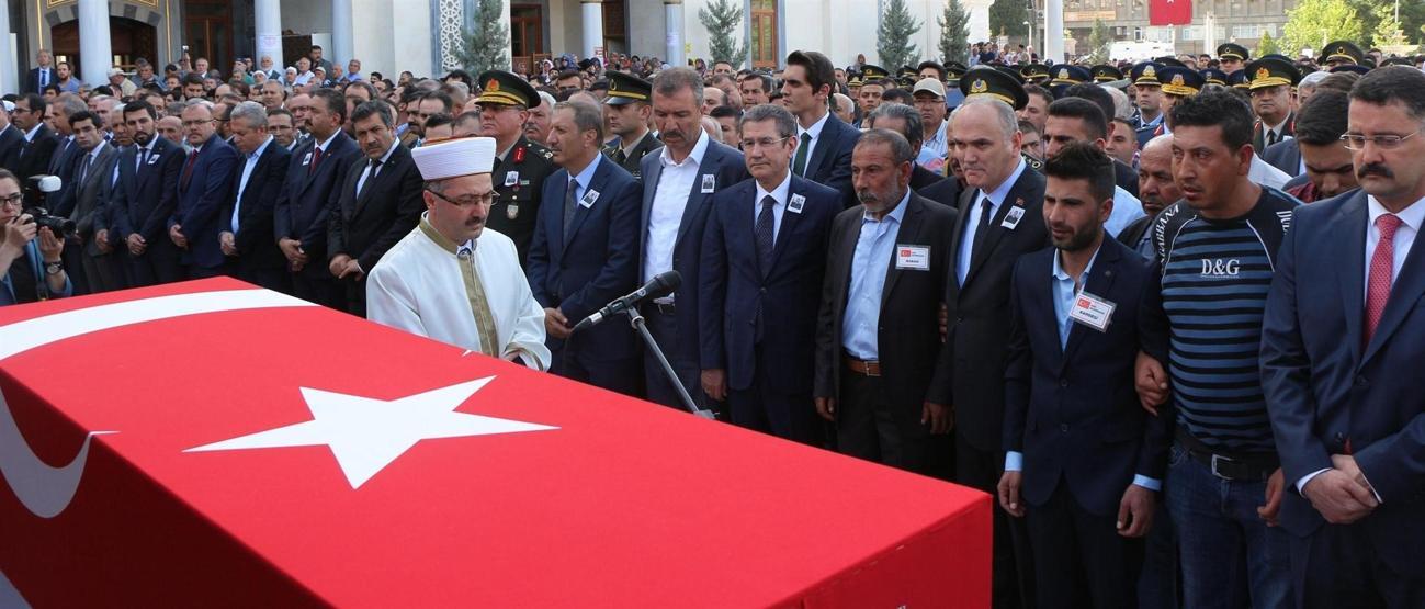 Şehit uzman çavuşu ikizleri uğurladı